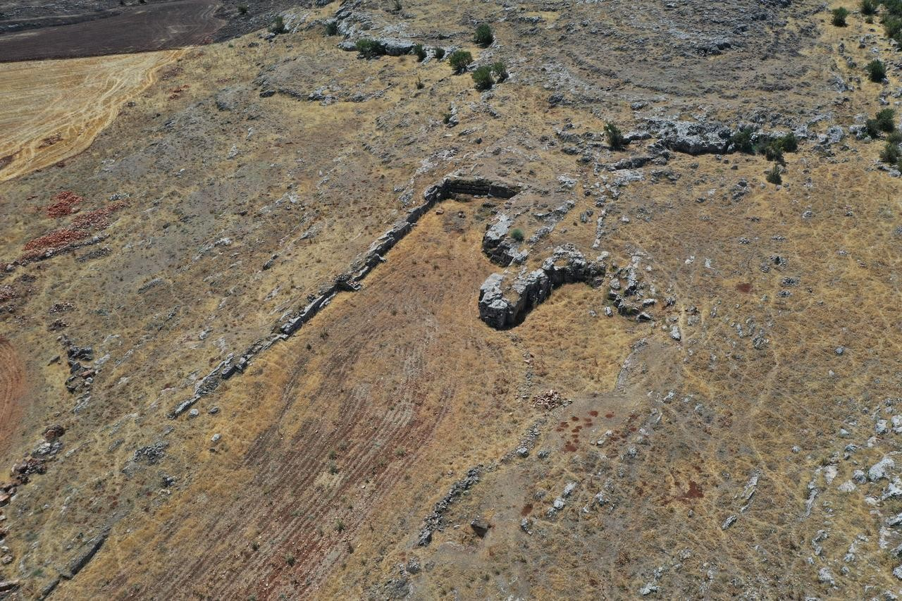 Λήψη από τα ίχνη του οικισμού της Ύστερης εποχής του Χαλκού που αναγνωρίστηκαν στη διάρκεια της αρχαιολογικής εξερεύνησης στην Μπεσνί, στην επαρχία Αντιγιαμάν της Τουρκίας. Φωτογραφία: ΑΑ