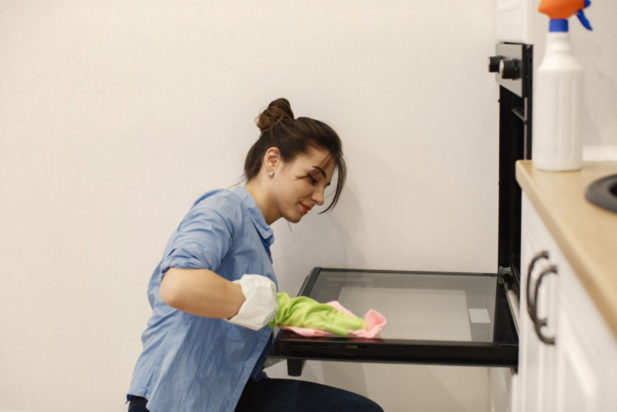 Φούρνος: Απαλλαγείτε από τα καμένα λίπη χωρίς τρίψιμο χρησιμοποιώντας 1 απλό υλικό που υπάρχει στην κουζίνα σας