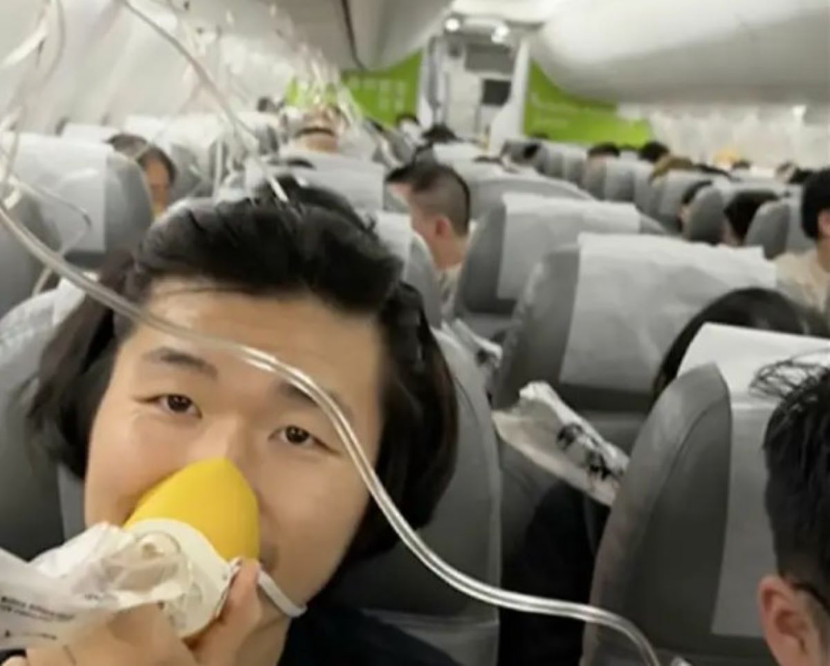 Αεροπλάνο κάνει «βουτιά» κατά 25.000 πόδια – Βίντεο με επιβάτες να γράφουν διαθήκες και να στέλνουν μηνύματα σε συγγενείς