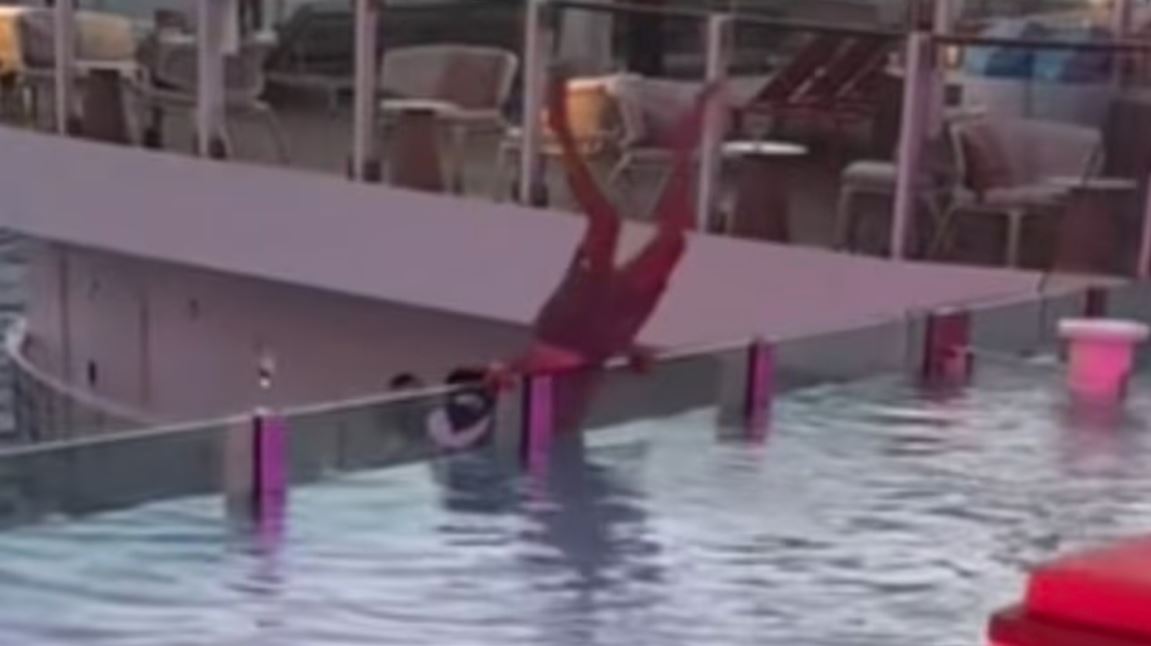 Βίντεο: Τρόμος σε πισίνα κρουαζιερόπλοιου της Royal Caribbean – Επιβάτης πέφτει στο κενό έπειτα από κατακόρυφο