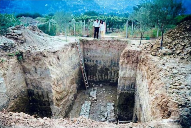 Τα τείχη της πόλης της Εποχής του Χαλκού. Φωτογραφία: Helike Project