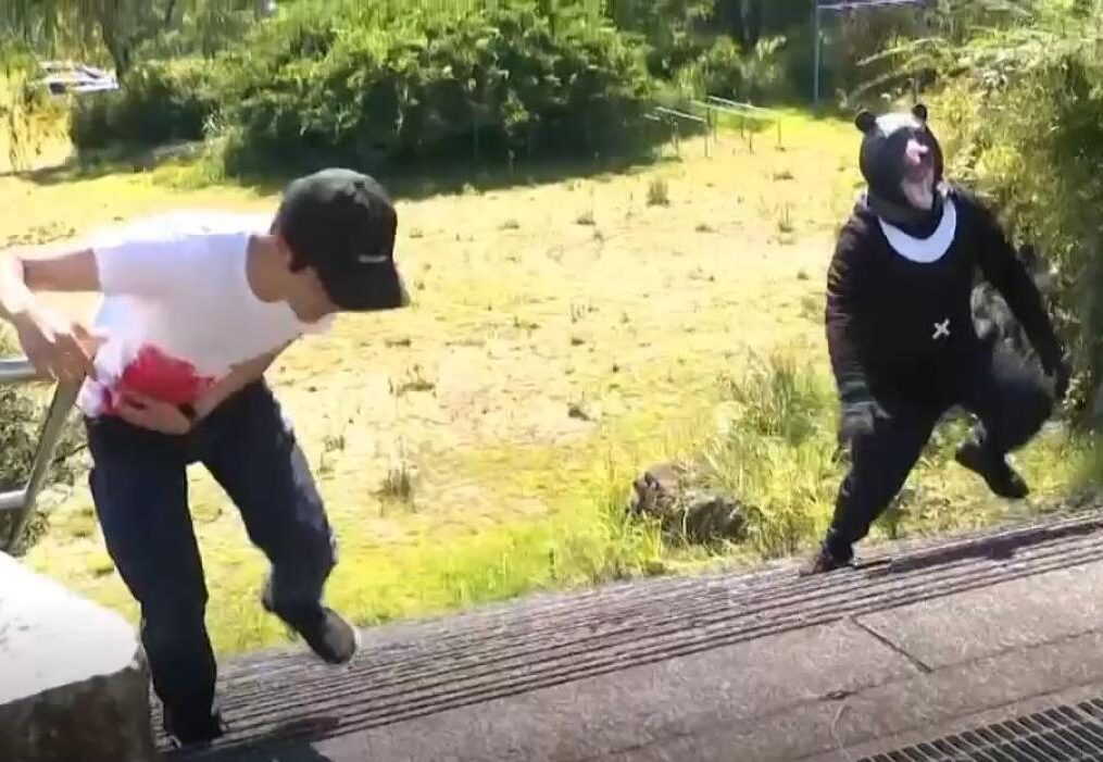 Ιαπωνία: Άνδρας με στολή αρκούδας κυνηγάει και επιτίθεται σε αστυνομικούς σε άσκηση προσομοίωσης – Βίντεο
