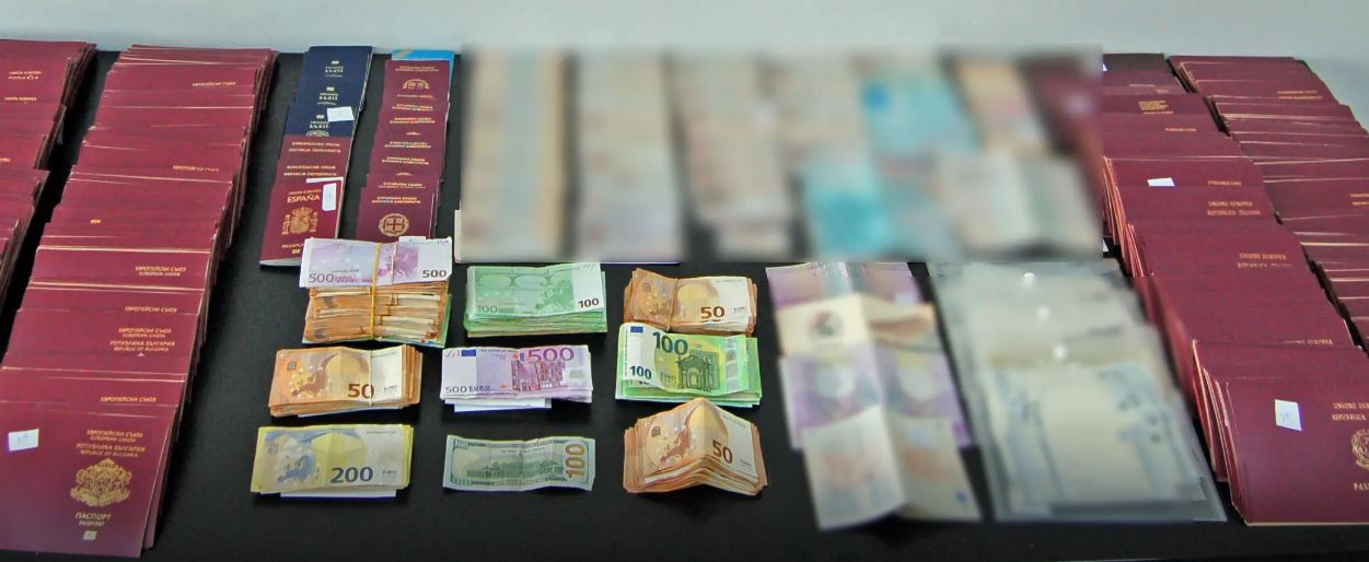 Αττική: Eξαρθρώθηκε διεθνής σπείρα παράνομης διακίνησης μεταναστών και πλαστογραφίας εγγράφων – 8 συλλήψεις – ΦΩΤΟ και ΒΙΝΤΕΟ