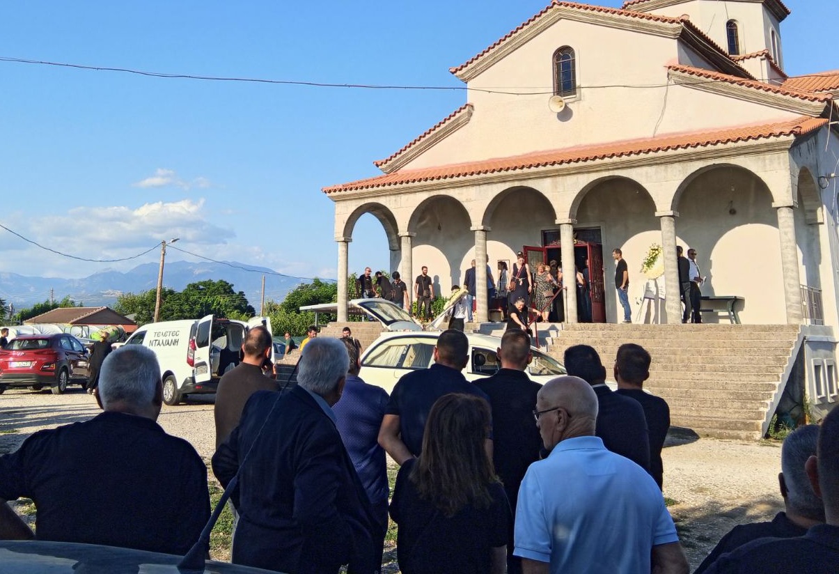 Αγρίνιο: «Ράγισαν καρδιές» στην κηδεία της μικρής Αλεξάνδρας – Συντετριμμένοι οι γονείς της