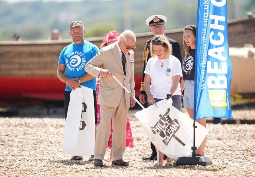 Βίντεο: Ο «πράσινος» βασιλιάς Κάρολος μάζεψε σκουπίδια σε παραλία – Βοήθησε εθελοντές με… κομψότητα