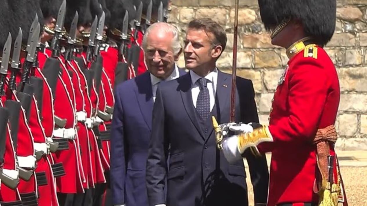 Βρετανία: Πυρά κατά του Μακρόν που προπορεύτηκε του βασιλιά Καρόλου και «έσπασε το πρωτόκολλο» – «Νιώθει σαν Ναπολέων»