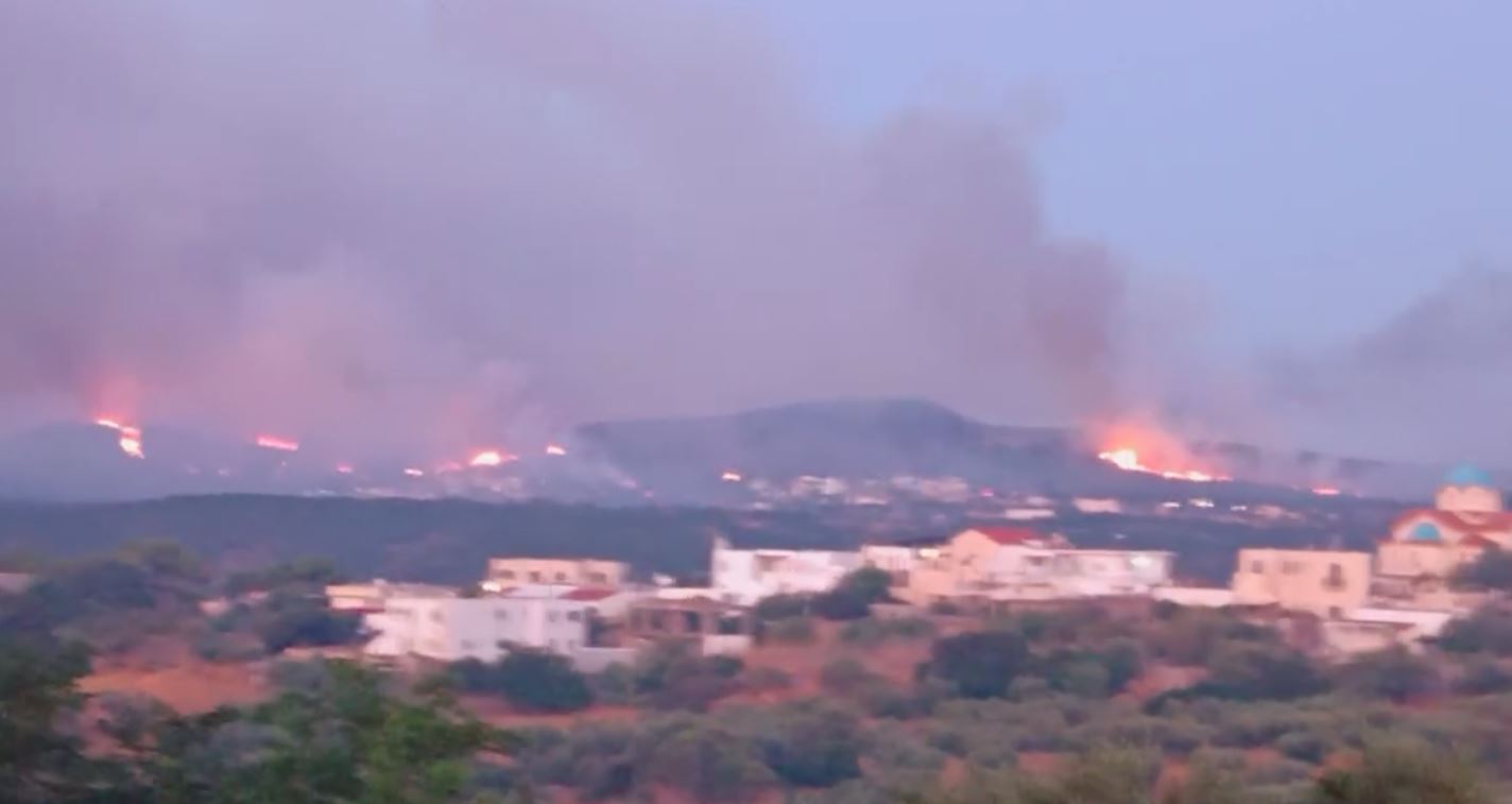 Φωτιά στα Κύθηρα: Νέο 112 για εκκένωση 5 περιοχών