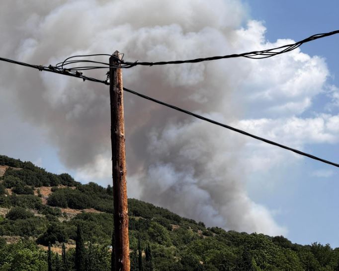 Φωτιά στην Κορινθία: Μήνυμα από το 112 – «Παραμείνετε σε ετοιμότητα»