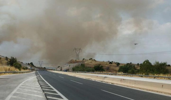 Κοζάνη: Αναζωπυρώθηκε η φωτιά στην Ποντοκώμη – Έφτασε στον κάθετο άξονα της Εγνατίας Οδού 