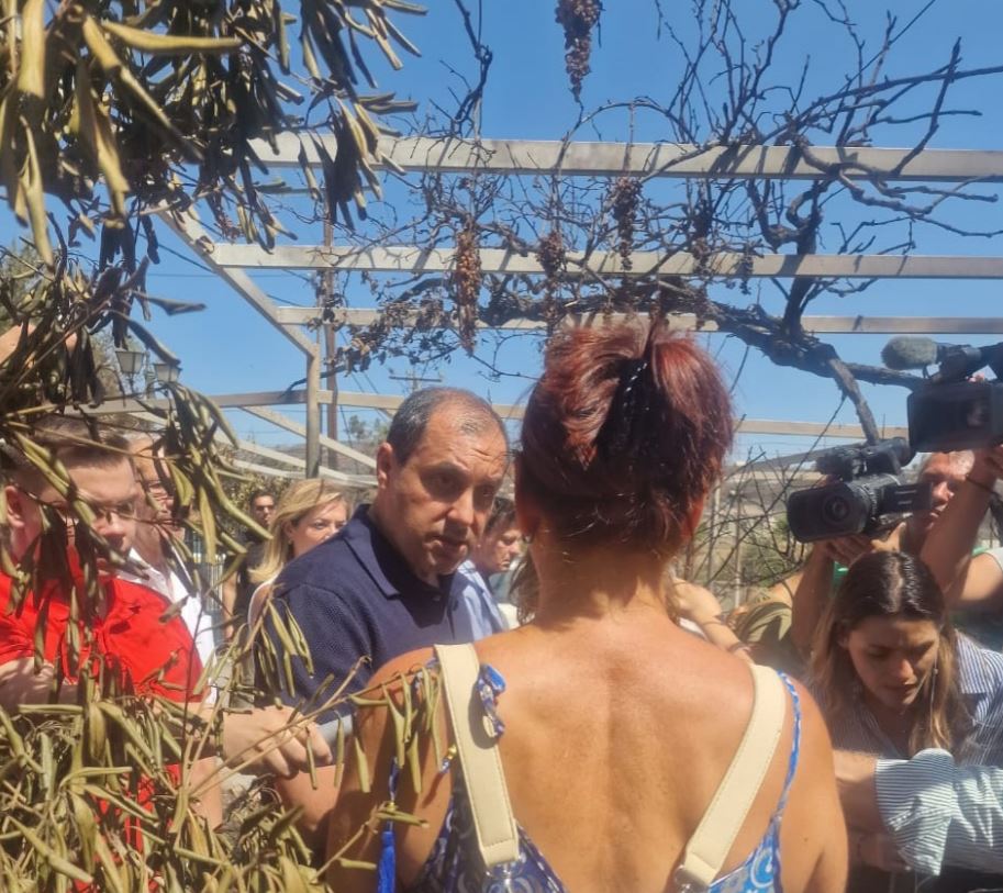 Αυτοψία στις καμένες περιοχές του Δήμου Διονύσου από τον Κώστα Κατσαφάδο – ΦΩΤΟ