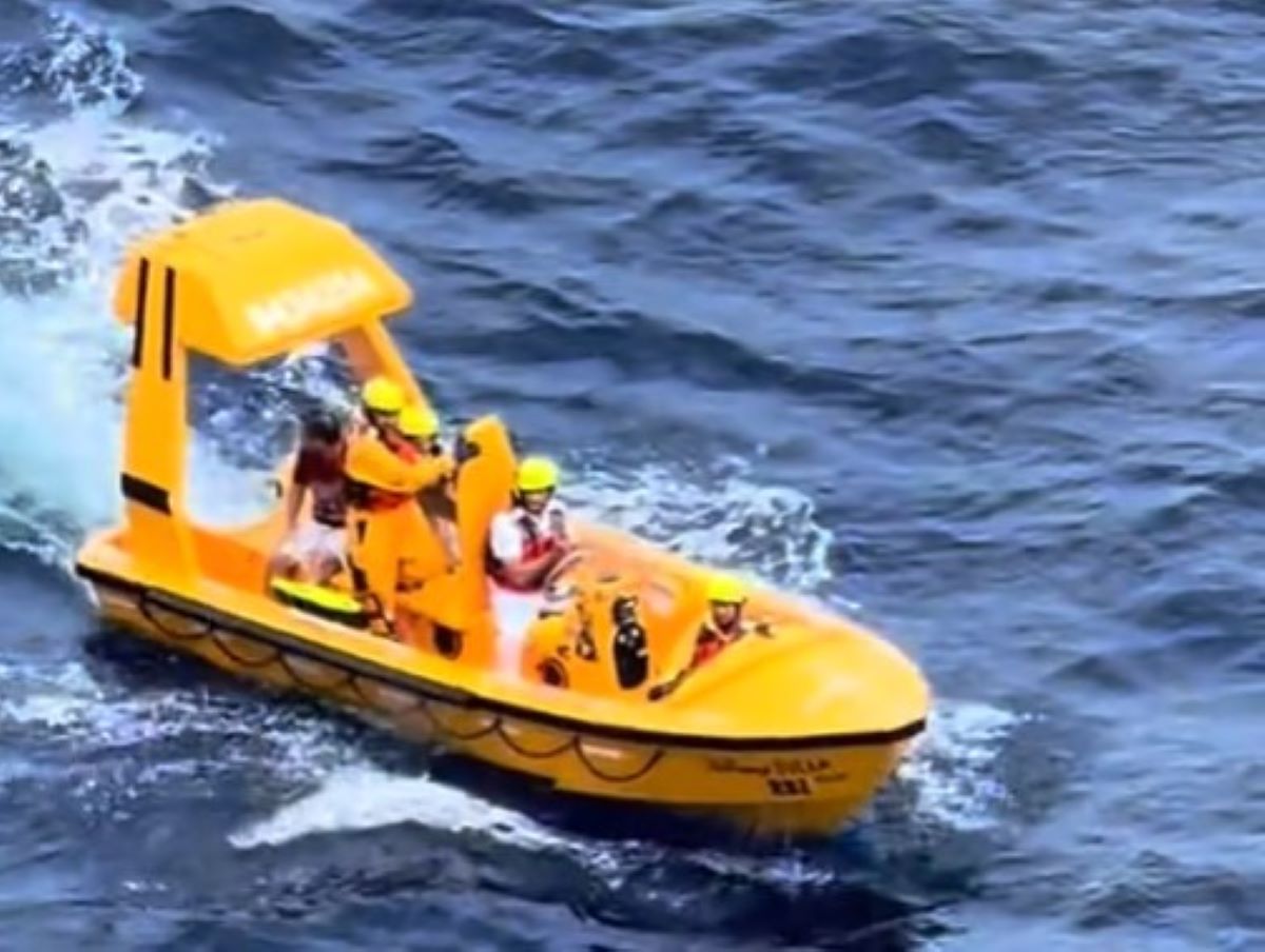 Βίντεο: Πατέρας βούτηξε από κρουαζιερόπλοιο της Disney στον ωκεανό για να σώσει την κόρη του