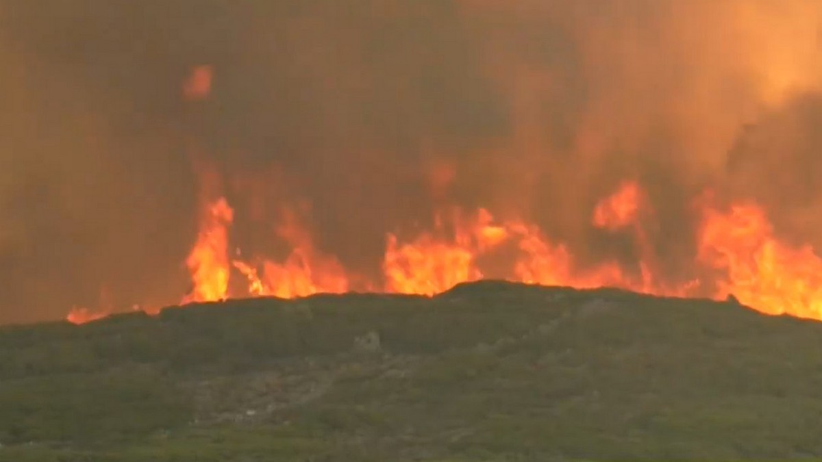 Χωρίς ενεργό μέτωπο η φωτιά στα Κύθηρα – Ενισχύονται οι επίγειες δυνάμεις υπό τον φόβο των αναζωπυρώσεων, εξαιτίας των ισχυρών ανέμων