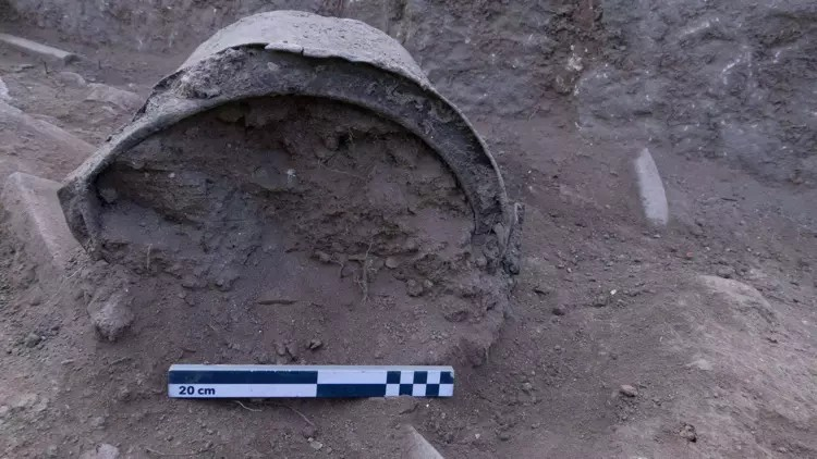 Ανακαλύφθηκε άθικτο καζάνι από χαλκό 1.400 ετών στην "Οικια με τα Μωσαϊκά" της Περγάμου. Φωτογραφία: DHA