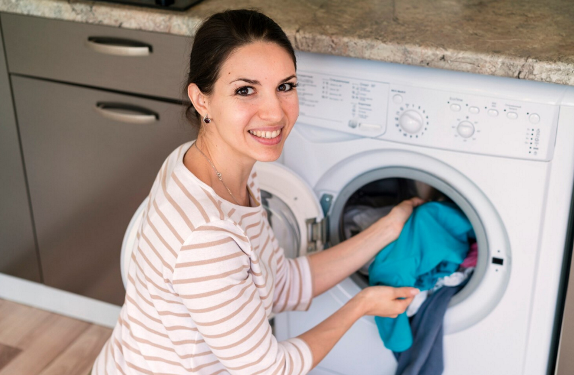 Πλυντήριο ρούχων: Το απλό κόλπο για να απαλλαγείτε από τη μούχλα σε 10 λεπτά με 1 φυσικό υλικό στο οποίο ορκίζεται ειδικός