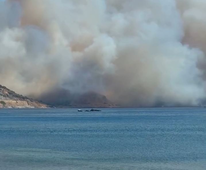 Φωτιά στη Λακωνία: Το Λιμενικό απεγκλώβισε 4 άτομα από το Παλαιόκαστρο – Μεταφέρθηκαν στη Νεάπολη 