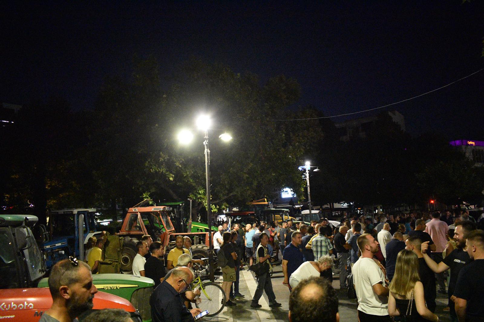 Λάρισα: «Απόβαση» των τρακτέρ στο κέντρο της πόλης – Διαμαρτυρία αγροτών και κτηνοτρόφων για τον ΟΠΕΚΕΠΕ – ΒΙΝΤΕΟ