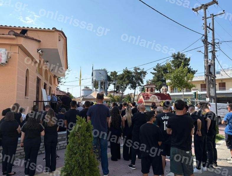 Λάρισα: Σε βαρύ κλίμα η κηδεία της 18χρονης που κατέρρευσε σε γυμναστήριο – Τραγικές φιγούρες οι γονείς και ο αδελφός της – ΦΩΤΟ 