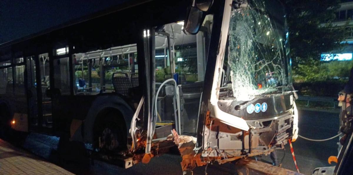 Λεωφόρος Βουλιαγμένης: «Ακυβέρνητο» λεωφορείο διήνυσε 150 μέτρα – Ξήλωσε κολώνες και πινακίδες, έπεσε σε περίφραξη κτιρίου