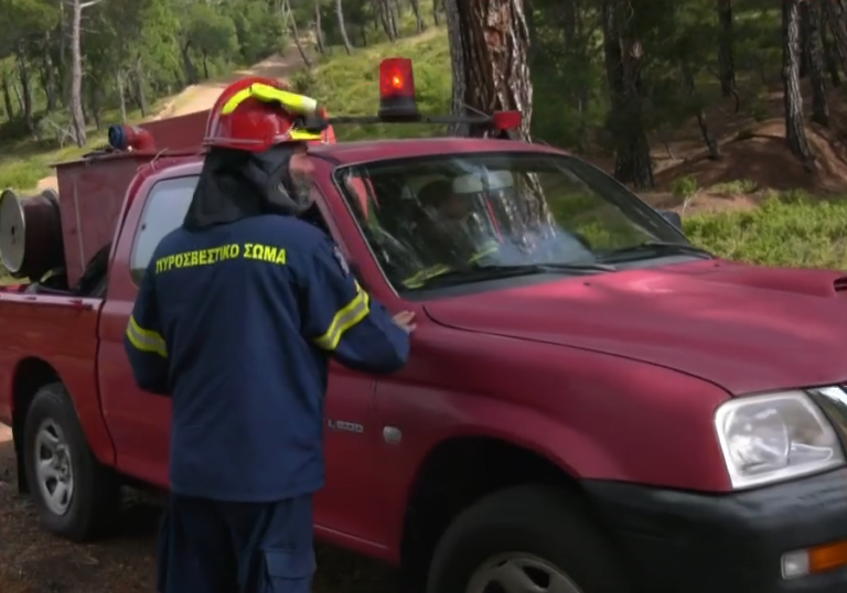 Λέσβος: Στη μάχη με τις φλόγες και… ιερείς – «Έχουν γίνει πιο μάχιμοι κι από τους πυροσβέστες»