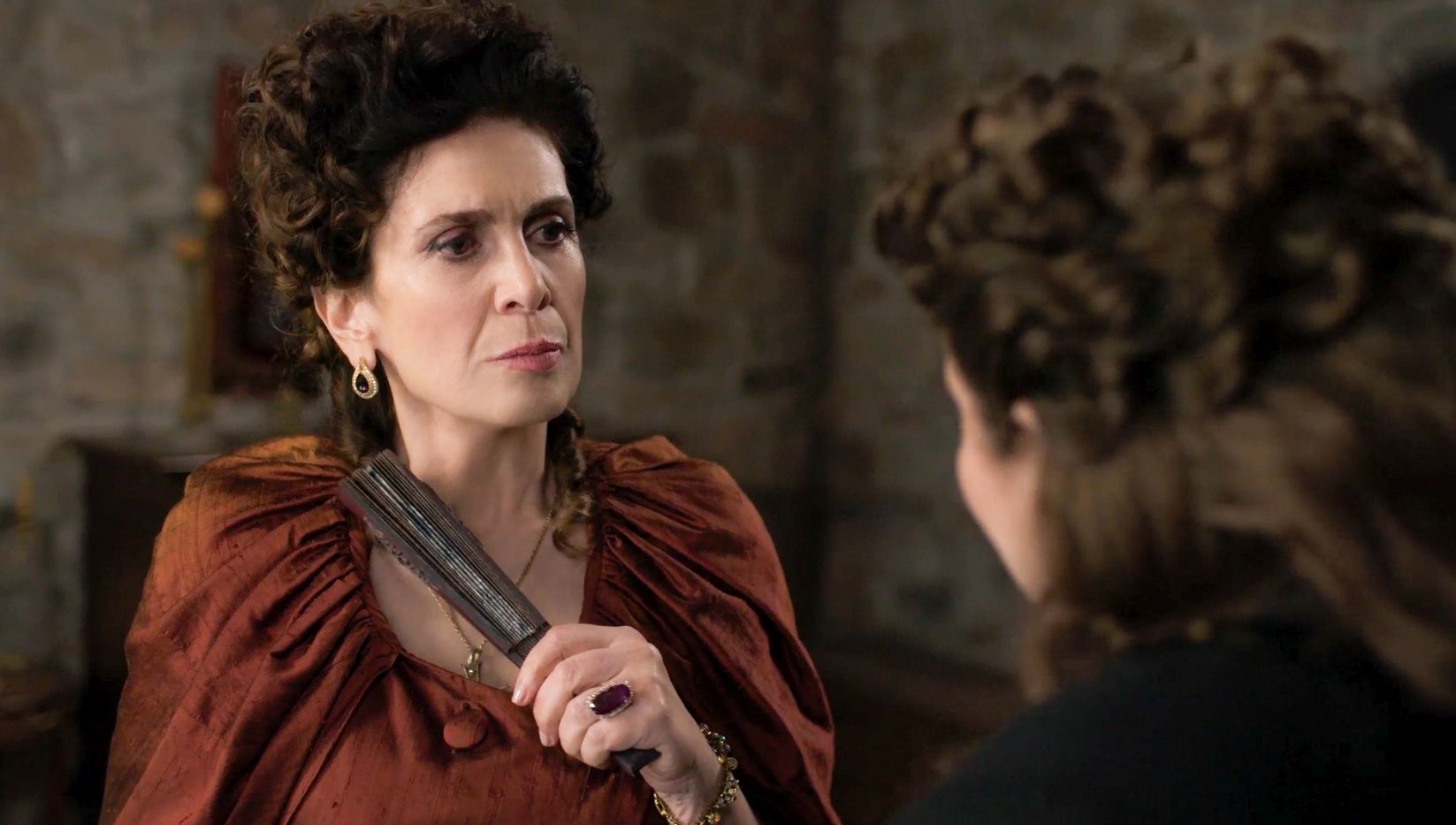 Η Μάγισσα – Φλεγόμενη καρδιά: Η συγκρουσιακή σχέση της Πανδώρας με τη μητέρα της έρχεται στο φως