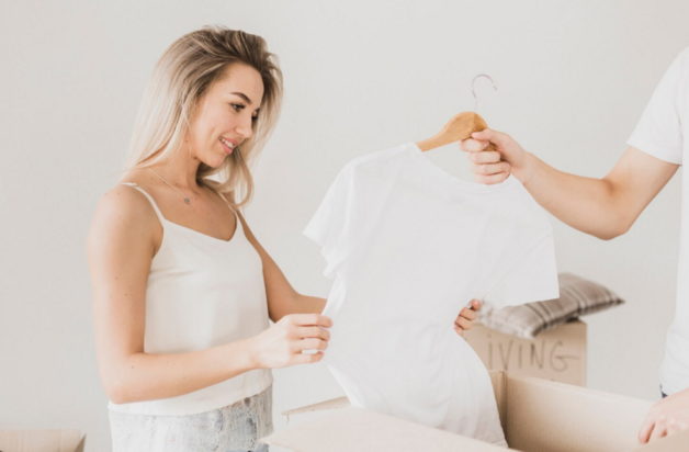 Λευκά ρούχα: Οι δύσκολοι λεκέδες θα εξαφανιστούν με 1 προϊόν που υπάρχει στο σπίτι σας - Δεν είναι η μαγειρική σόδα