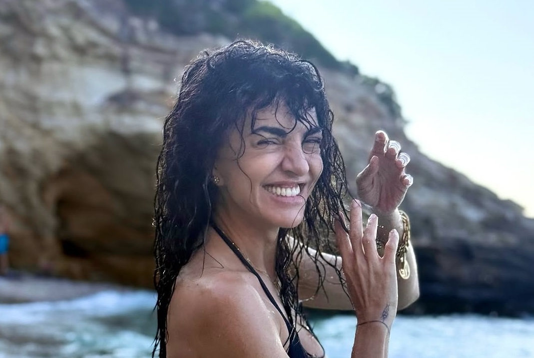 Μαρία Σολωμού: Απογευματινές βουτιές στην θάλασσα με μαύρο μπικίνι- ΦΩΤΟ