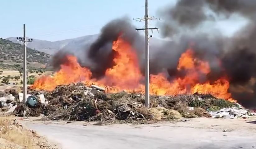 Yπό μερικό έλεγχο η φωτιά σε χωματερή στο Μαρκόπουλο 