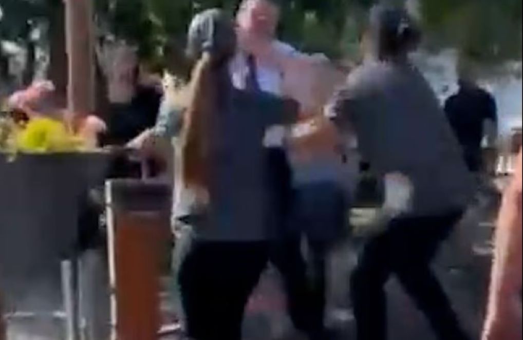 Λίβερπουλ: Βίντεο από άγριο ξύλο σε drive-thru γνωστού εστιατορίου – Υπάλληλοι και πελάτες πιάστηκαν στα χέρια