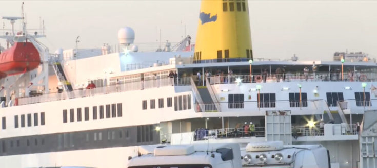 Πλοίο με μετανάστες στον Πειραιά