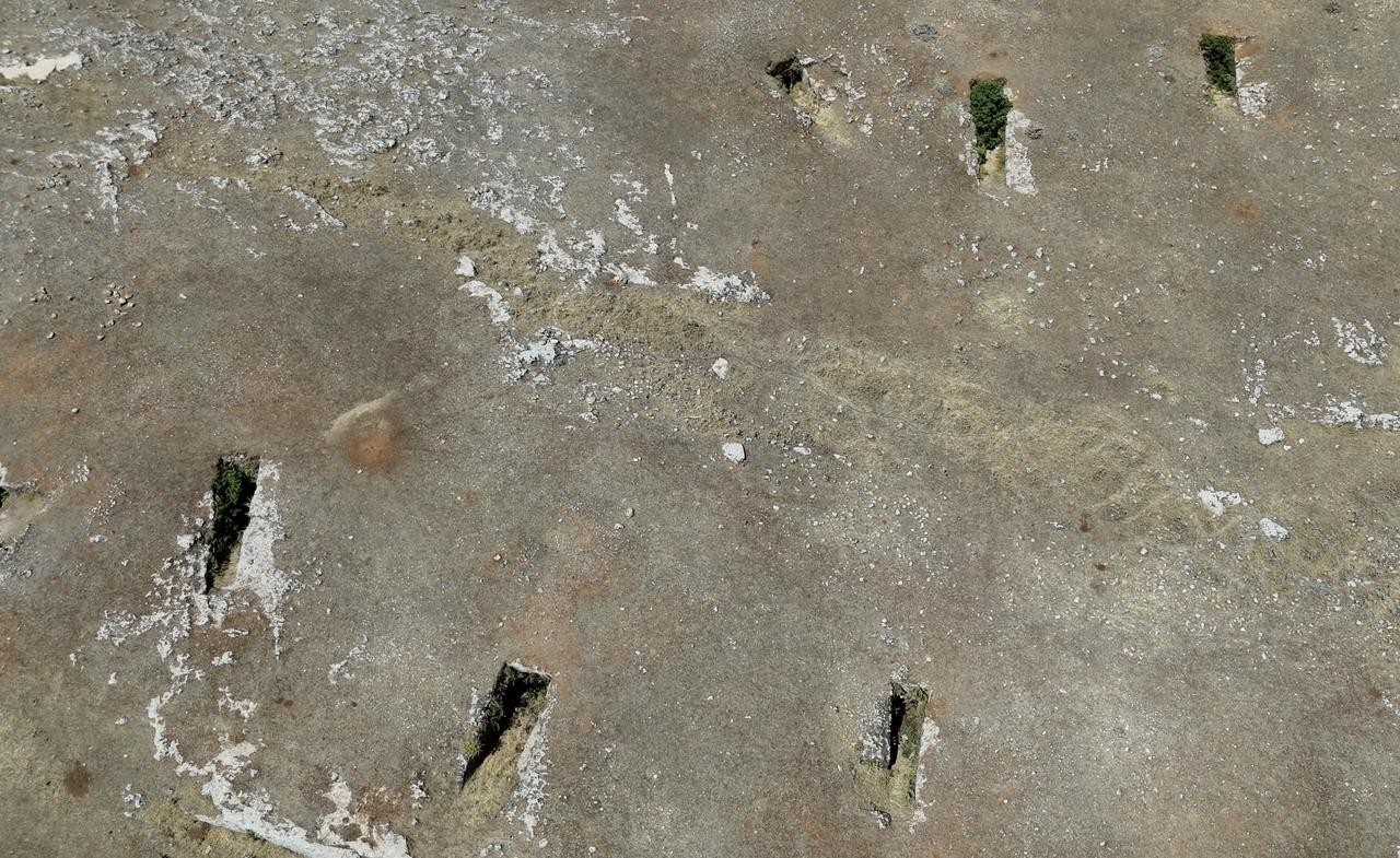 Λήψη των πετρόχτιστων τάφων της Ρωμαϊκής εποχής που ήρθαν στο φως των αρχαιολογικών ανασκαφών στην Αντιγιαμάν (Πέρρη) της Τουρκίας. 21 Ιουλίου, 2025. Φωτογραφία: ΑΑ