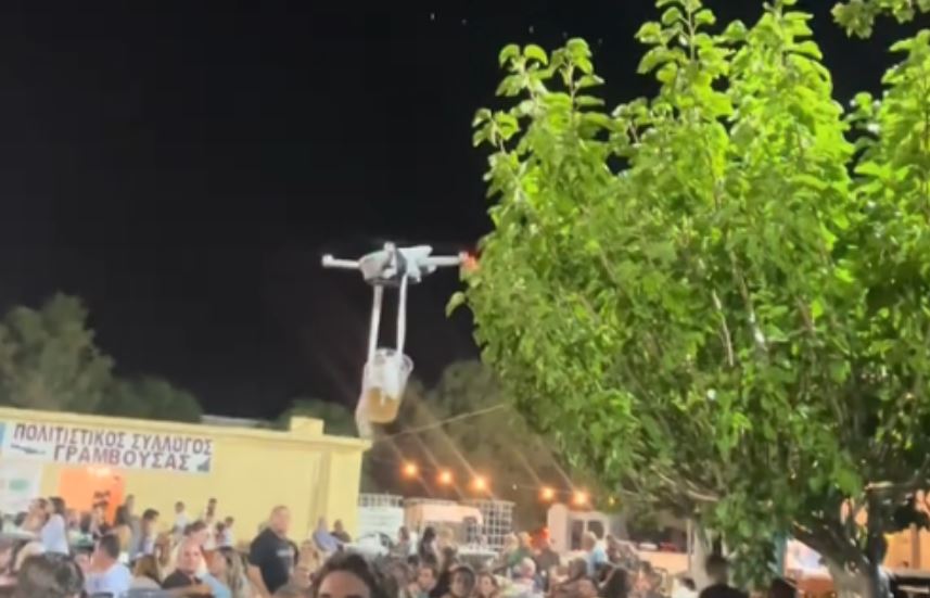 Κρήτη: Βίντεο από τη στιγμή που drone σερβίρει μπύρα σε πανηγύρι 