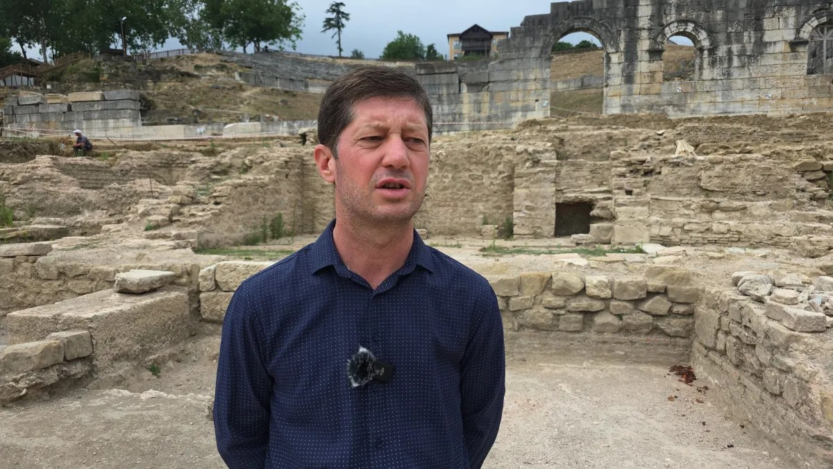 Ο Raşit Aydın, επικεφαλής των υπηρεσιών ξενάγησης και ιστορικός τέχνης στο αρχαίο θέατρο της Προύσας προς Υππίω.