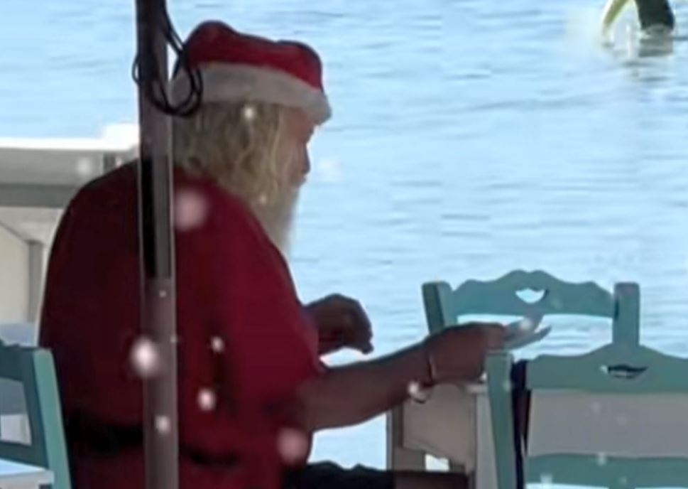 Νάξος: Ο… Άγιος Βασίλης άφησε τον Βόρειο Πόλο και πήγε για καλοκαιρινές διακοπές – Δείτε βίντεο