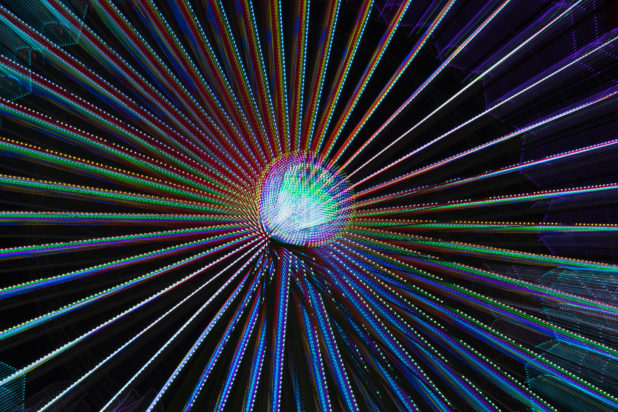 Ένα κρυμμένο επίπεδο πραγματικότητας μπορεί να βρίσκεται πίσω από το πρότυπο μοντέλο της Φυσικής. Φωτογραφία: Freepik