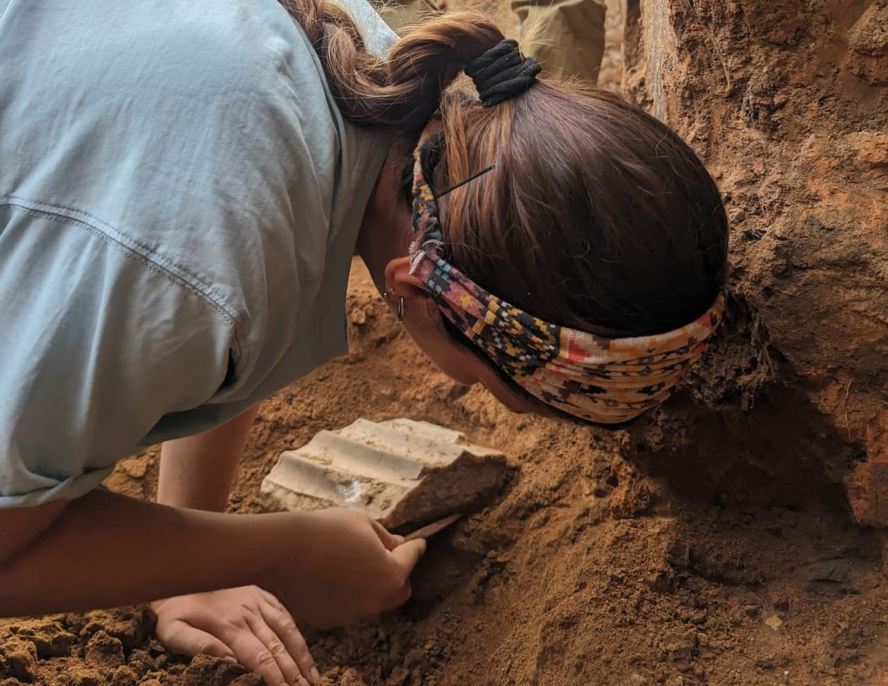 Ο μαρμάρινος κίονας που ανακαλύφθηκε στις Οικίες Τουρουνιουέλο. Φωτογραφία: Proyecto Construyendo Tarteso (IAM-CSIC)
