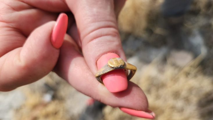 Το χρυσό δαχτυλίδι της ρωμαϊκής εποχής που ήρθε στο φως των ανασκαφών στη Σούσιτα, τον Ιούλιο του 2025. Φωτογραφία: Michael Eisenberg