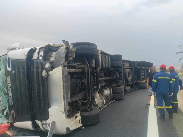 Νταλίκα ανετράπη στην Εγνατία Οδό: Στο νοσοκομείο ο οδηγός – Δείτε βίντεο