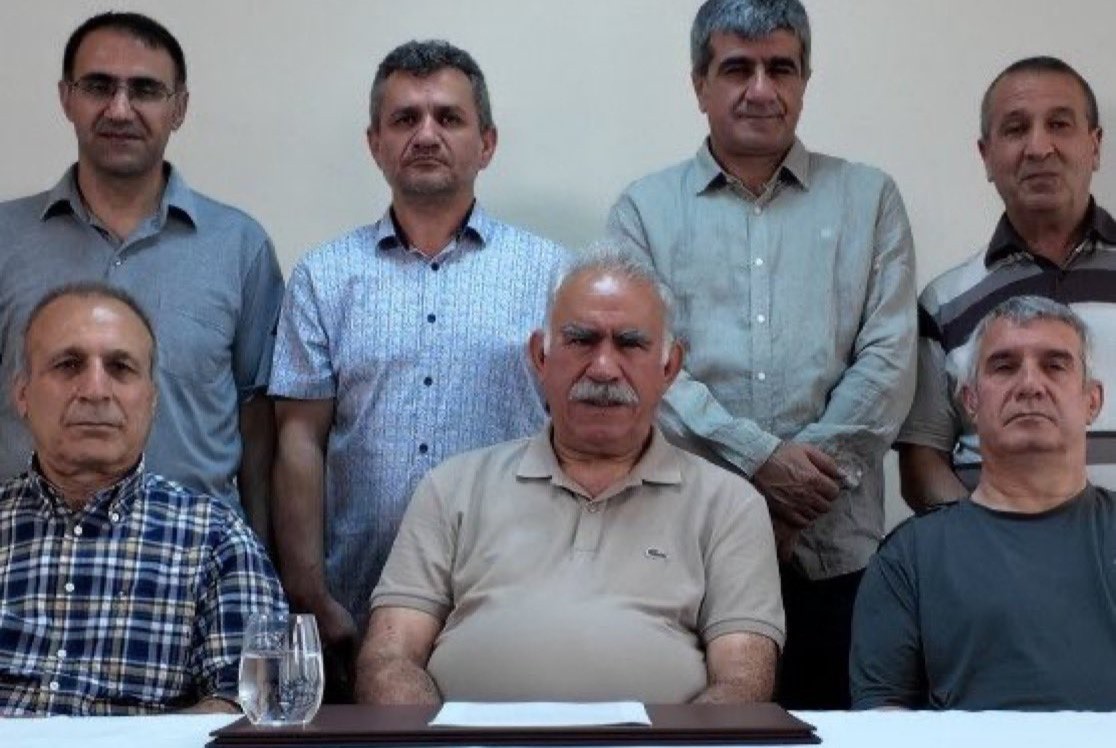 Οτσαλάν: Αντιδράσεις για το Lacoste μπλουζάκι που φορούσε στο βιντεοσκοπημένο μήνυμά του – Την Παρασκευή αρχίζει η κατάθεση των όπλων από το ΡΚΚ