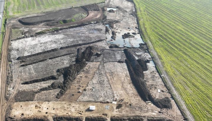 Με έκταση περίπου 250.000 τετραγωνικών μέτρων, ο οικισμός αποδίδεται στη φυλή Boii, τον κελτικό λαό από τον οποίο πήρε το όνομά της η Βοημία.