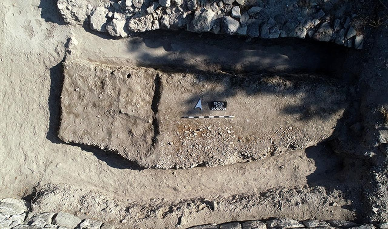 Πετροσφενδόνες 3.500 ετών ανακαλύφθηκαν μπροστά στη δομή του ανακτόρου κατά τη διάρκεια αρχαιολογικών ανασκαφών στην αρχαία πόλη της Τροίας, στα Δαρδανέλια, 17 Ιουλίου, 2025. Φωτογραφία: ΑΑ