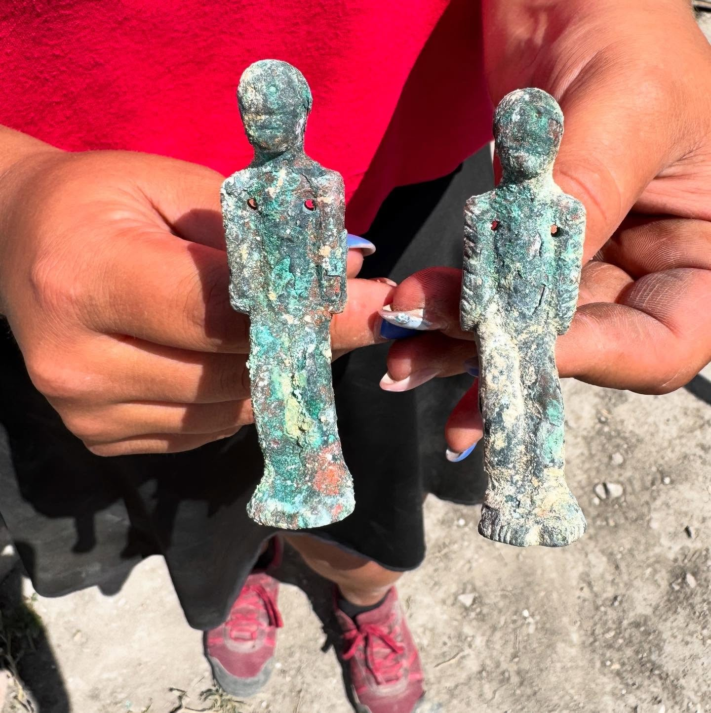 Η φοιτήτρια αρχαιολογίας Laura Zentai, συμμετέχει στις αδιάλειπτες ανασκαφές και έχει φέρει στο φως τρία σπάνια, χάλκινα ειδώλια που υπολογίζεται πως έχουν ηλικία 2.000 ετών. Φωτογραφία: Brigetio/Facebook