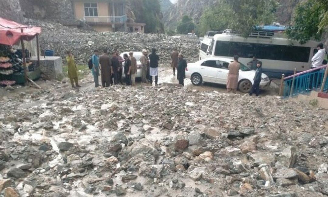 Πακιστάν: Τουλάχιστον 3 νεκροί και 15 αγνοούμενοι από κατολίσθηση – Αυτοκίνητα έχουν θαφτεί στη λάσπη