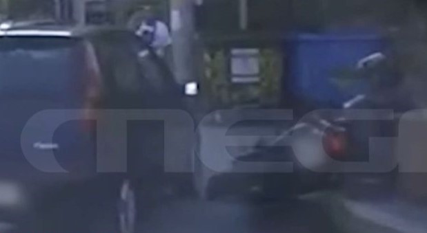 Παλαιό Φάληρο: Καρέ καρέ η παράσυρση μοτοσικλετιστή από αυτοκίνητο – ΒΙΝΤΕΟ