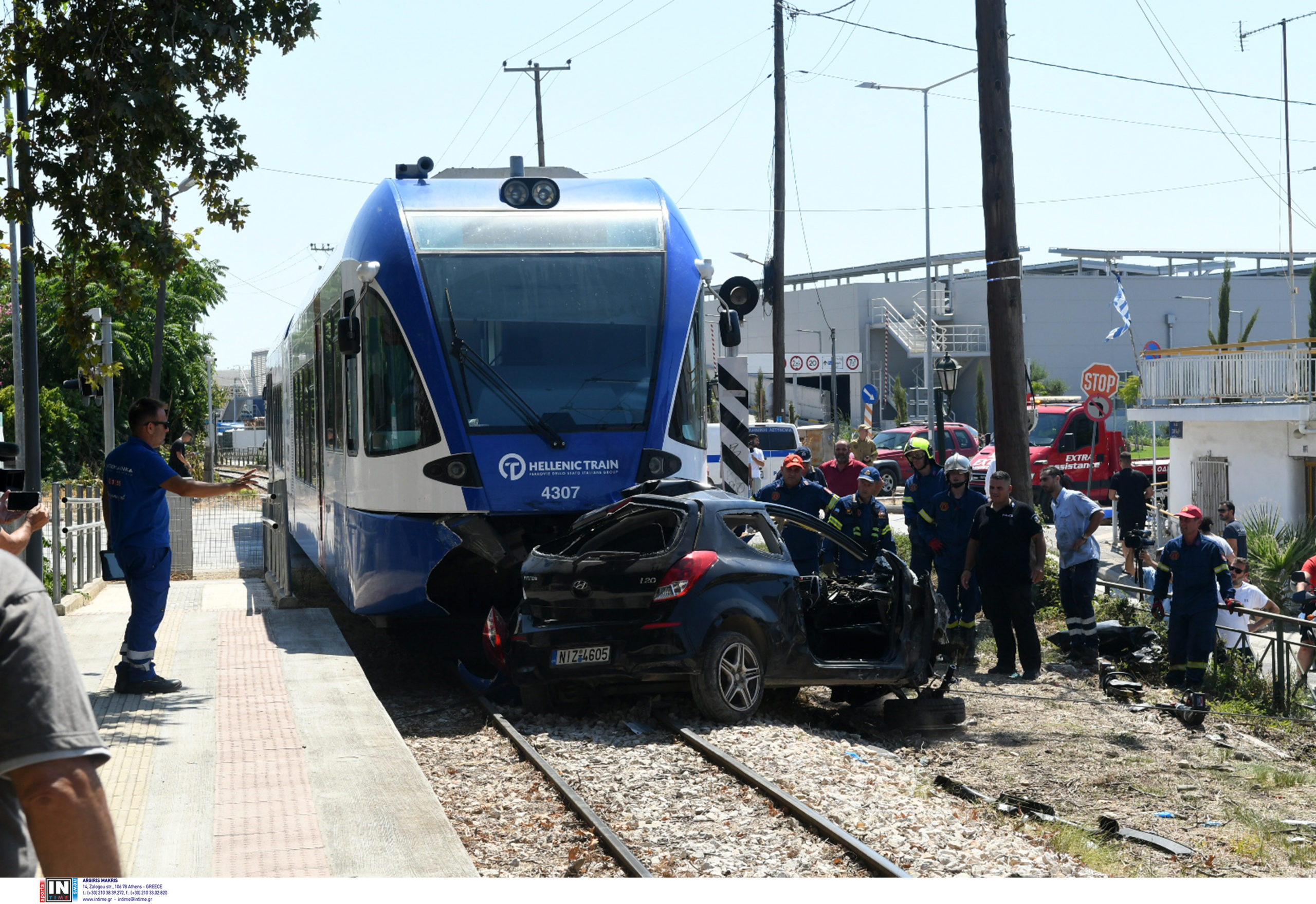 Σύγκρουση αυτοκινήτου με Προαστιακό στην Πάτρα: Βίντεο από τη στιγμή που ο οδηγός συνομιλεί με τους πυροσβέστες μέσα από τα συντρίμμια