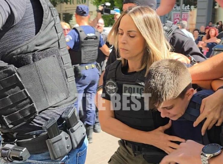 Ειρήνη Μουρτζούκου: Η στιγμή που η 25χρονη φτάνει στο Δικαστικό Μέγαρο Πατρών – ΦΩΤΟ και ΒΙΝΤΕΟ