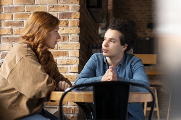 Οι άνθρωποι που μισούν κρυφά τον εαυτό τους, συνήθως εμφανίζουν αυτές τις 10 συμπεριφορές χωρίς να το συνειδητοποιούν