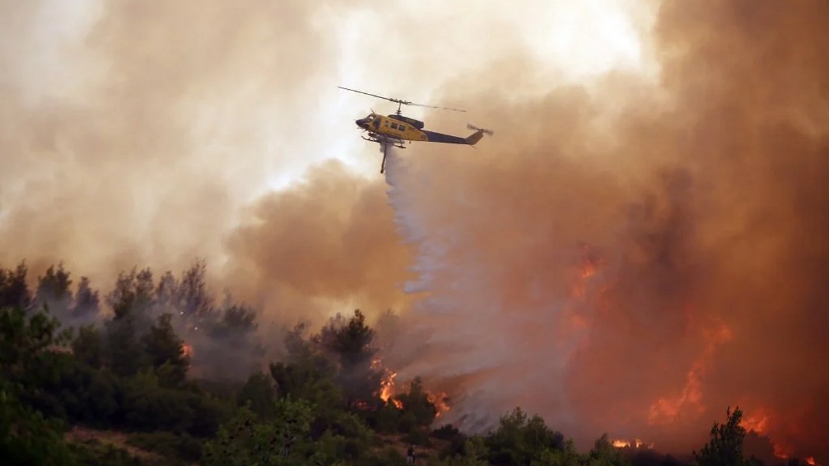 Μαίνονται τα πύρινα μέτωπα σε Καστοριά και Ευρυτανία, σηκώθηκαν τα πρώτα εναέρια – Δεν απειλούνται κατοικημένες περιοχές