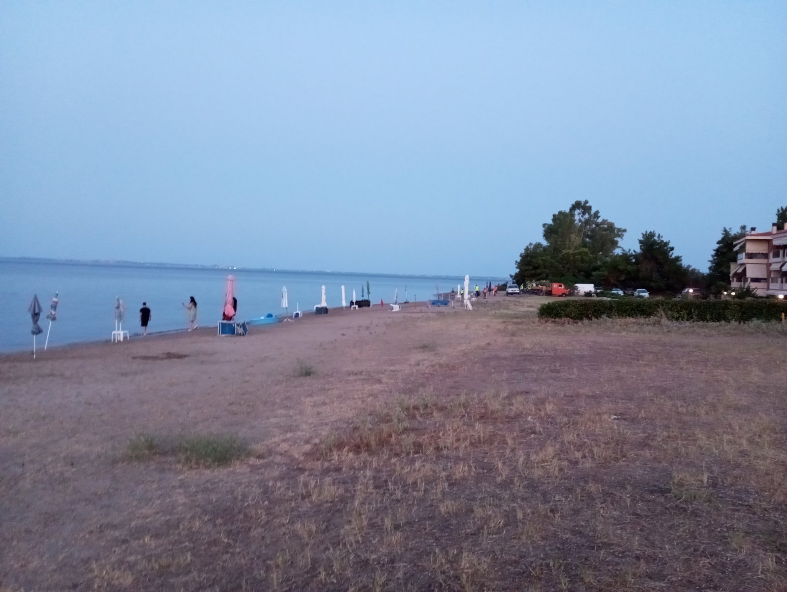 Απομακρύνθηκαν ομπρέλες και ξαπλώστρες από την παραλία της Γερακινής