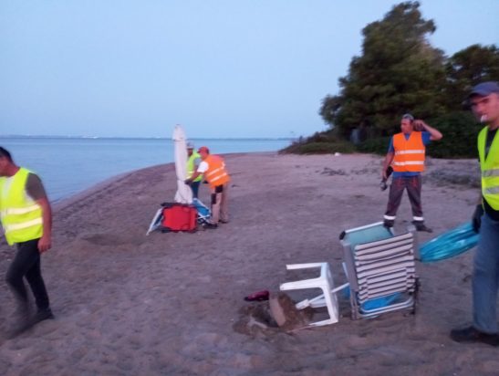 Απομακρύνθηκαν ομπρέλες και ξαπλώστρες από την παραλία της Γερακινής