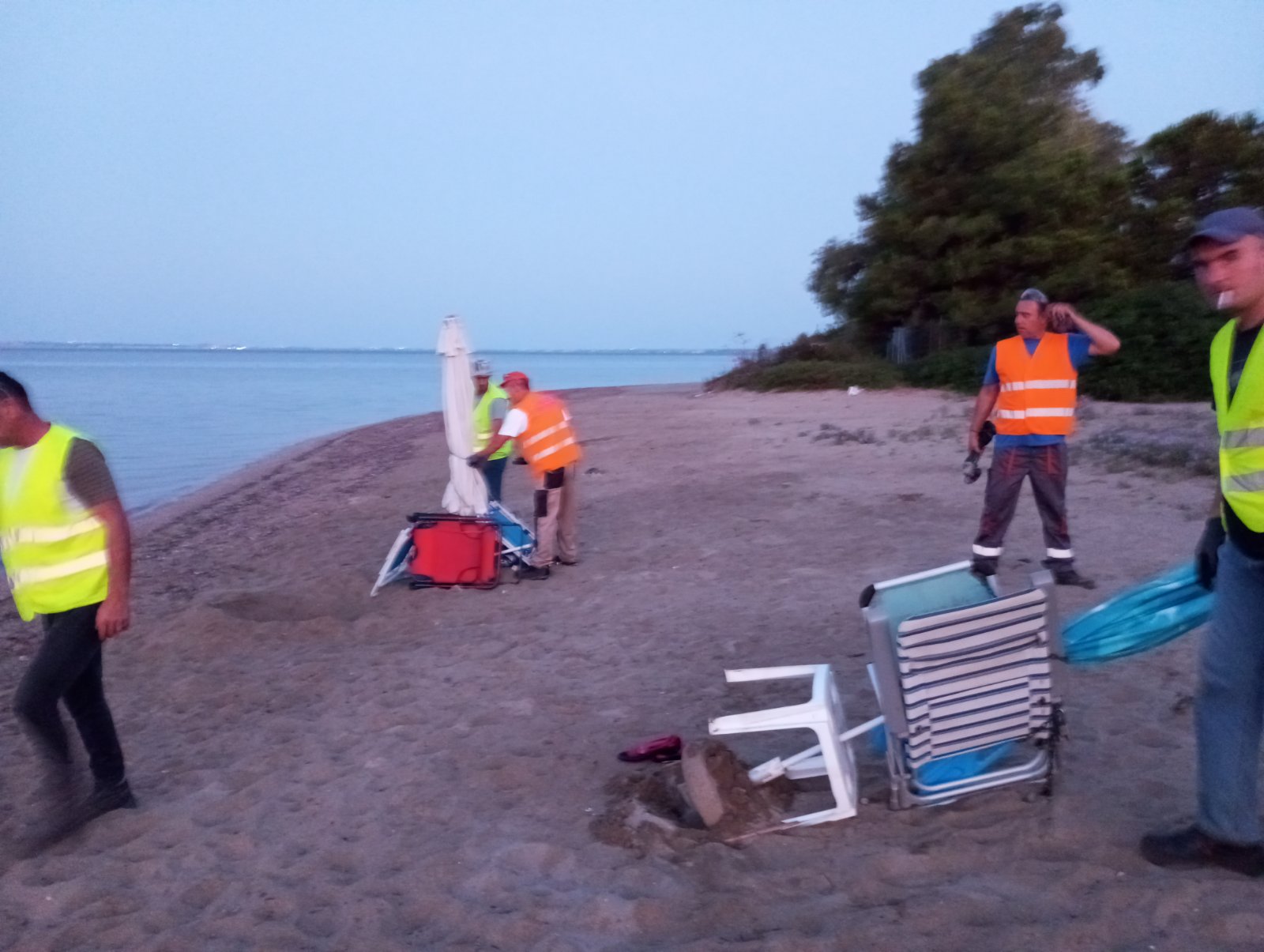 Απομακρύνθηκαν ομπρέλες και ξαπλώστρες από την παραλία της Γερακινής